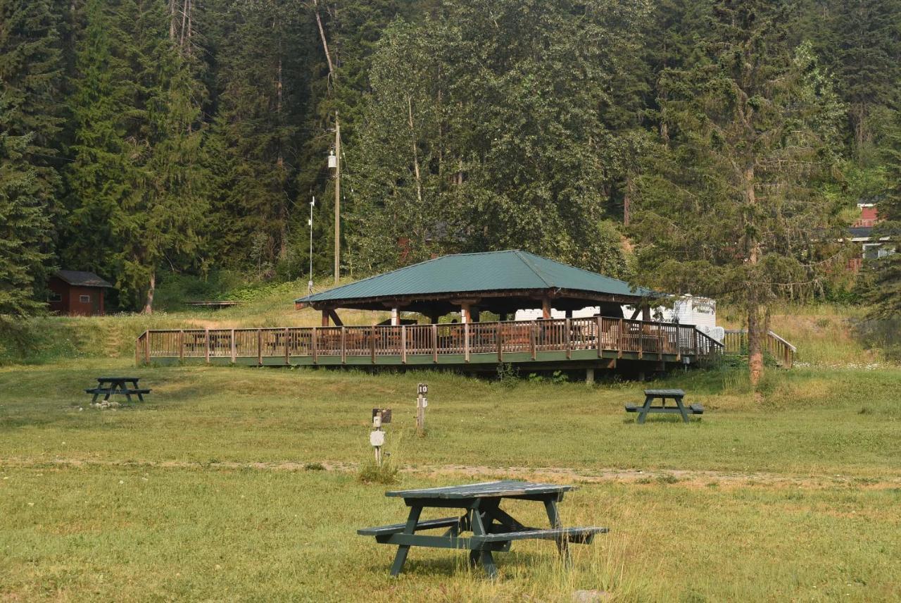 Helmcken Falls Lodge Cabin Rooms And Rv Park 克利尔沃特 外观 照片
